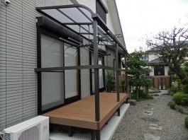 福岡県春日市のお庭にウッドデッキとテラス屋根のある洗濯干しスペースを工事した例。