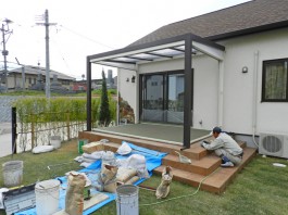 福岡県春日市の庭・ガーデン工事の工程写真。ガーデンルームの柱・屋根取付。庭づくり。