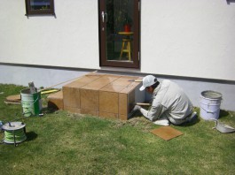 福岡県春日市の庭・ガーデン工事の工程写真。タイル貼り職人。勝手口階段をおしゃれに。