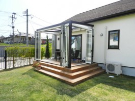 福岡県春日市の庭・ガーデン工事の工程写真。ガーデンルームの扉・パネル取付。庭づくり。